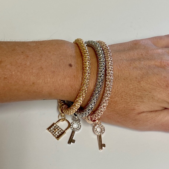 🔥3/$25🔥3 Piece Rhinestone Lock & Key Bracelets - Picture 4 of 6